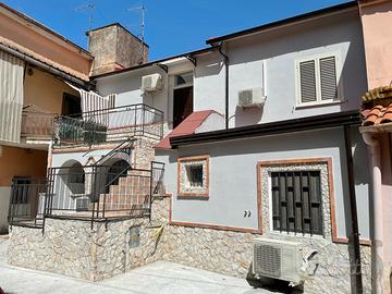 Casa semindipendente, 2 bilocali