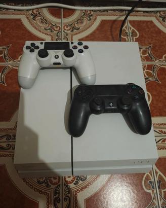 Playstation 4 Bianca con 2 controller e stand