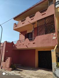 Casa singola su tre livelli con giardino