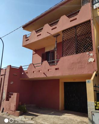 Casa singola su tre livelli con giardino