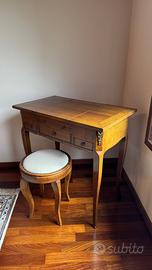 Mobile trucco con specchio in legno. Trattabile.