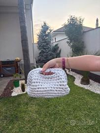 Borsa fatta a mano all'uncinetto in cotone bianco 