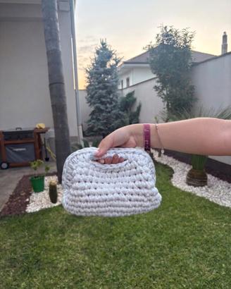 Borsa fatta a mano all'uncinetto in cotone bianco 