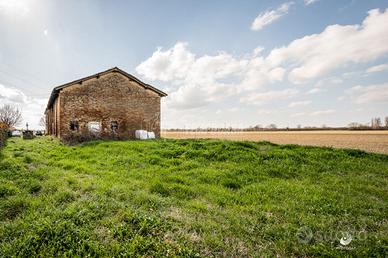 Ampio rudere IN ZONA BENI COMUNALI