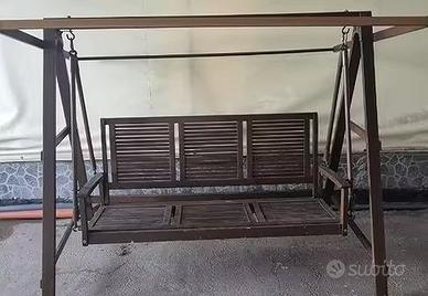 Dondolo di legno per il giardino e per il terrazzo