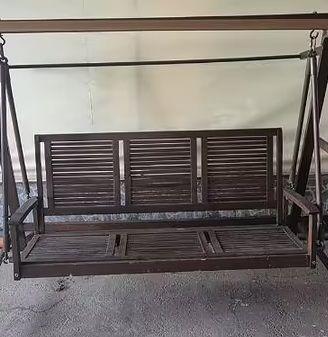 Dondolo di legno per il giardino e per il terrazzo