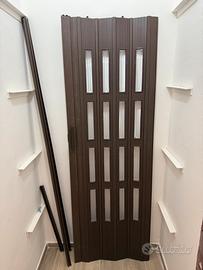 Porta a soffietto in pvc effetto legno con vetri