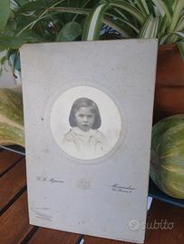cartoncino con ritratto vintage di una bambina