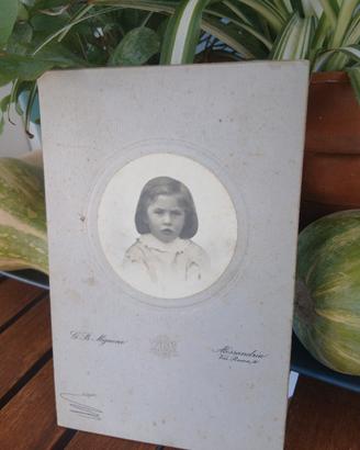 cartoncino con ritratto vintage di una bambina