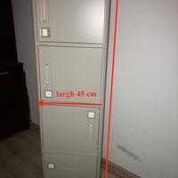 Scaffale in metallo  con sportelli