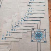 Tovaglia celeste ricamata a mano in Puro Lino