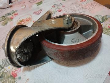 Ruote piroettanti con freno.