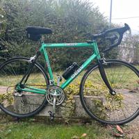 Bici da corsa leggera forcelle e sella in carbonio