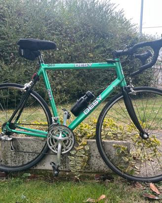 Bici da corsa leggera forcelle e sella in carbonio