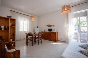 Follonica vicinissimo al mare piano terra 6 p