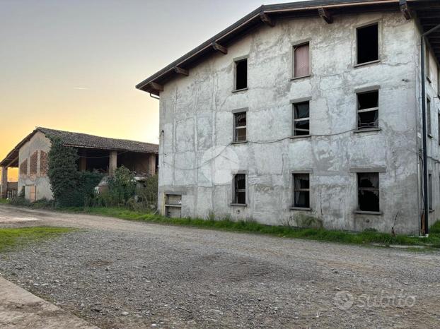 RUSTICO A ROMANO DI LOMBARDIA