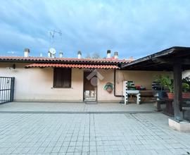 PORZIONE DI TRIFAMILIARE A VETRALLA