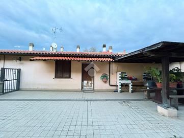 PORZIONE DI TRIFAMILIARE A VETRALLA