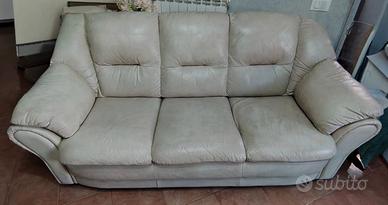 Divano in pelle colore avorio