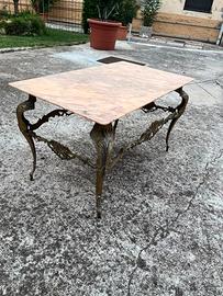 Tavolino d'antiquariato.