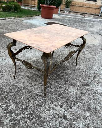 Tavolino d'antiquariato.