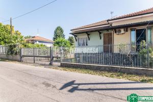 PORZIONE DI VILLA BIFAMILIARE CON BOX