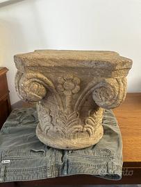 Capitelli decorativi in pietra con vetro