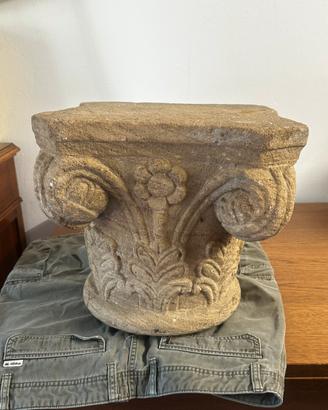 Capitelli decorativi in pietra con vetro