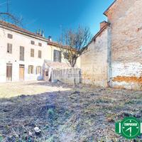 CASA SU DUE PIANI CON FIENILE E CORTILE !!