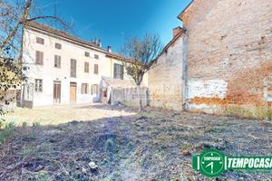 CASA SU DUE PIANI CON FIENILE E CORTILE !!