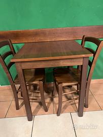 Tavoli e sedie in legno