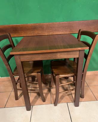 Tavoli e sedie in legno