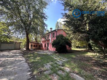 Casa singola signorile con parco piantumato