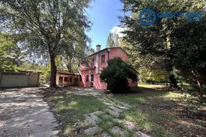 Casa singola signorile con parco piantumato