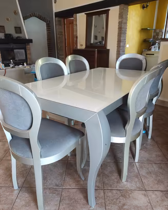 Sala da pranzo completa