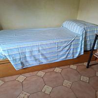 Letto singolo con letto estraibile in legno chiaro
