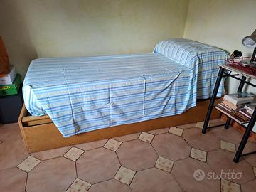 Letto singolo con letto estraibile in legno chiaro