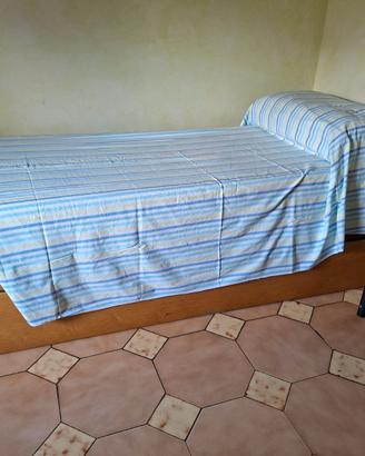 Letto singolo con letto estraibile in legno chiaro