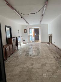 Locale multiuso nella piazza principale