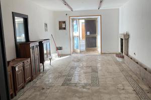 Locale multiuso nella piazza principale