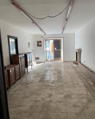Locale multiuso nella piazza principale