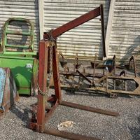 Gru posteriore per trattore agricolo con forche