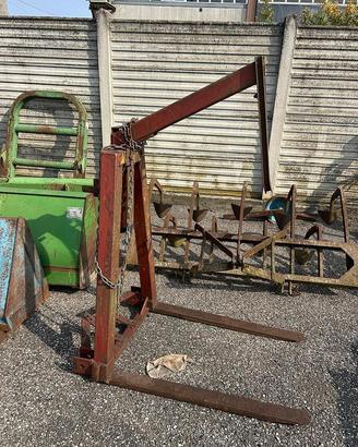 Gru posteriore per trattore agricolo con forche