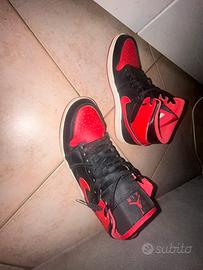 Air Jordan 1 MID rossa e nera