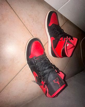 Air Jordan 1 MID rossa e nera