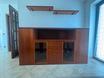 buffet-credenza capiente con vetrine e cassetti