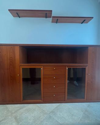 buffet-credenza capiente con vetrine e cassetti