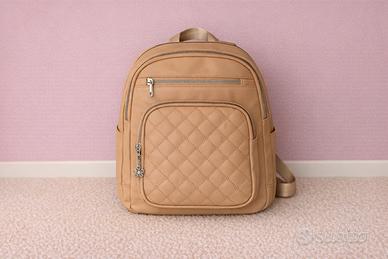 Zaino beige trapuntato con charm floreale