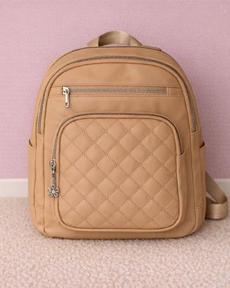 Zaino beige trapuntato con charm floreale