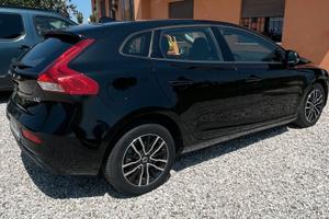 VOLVO V40 D2